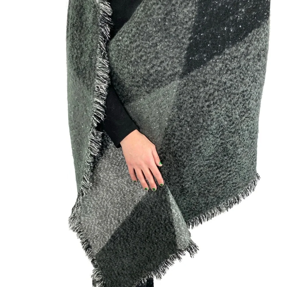 Eddie Bauer Cozy Blanket Wrap Black, Green & Gray